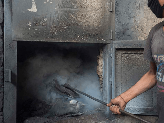 anh-huong-den-suc-khoe-khi-lam-trong-moi-truong-doc-hai